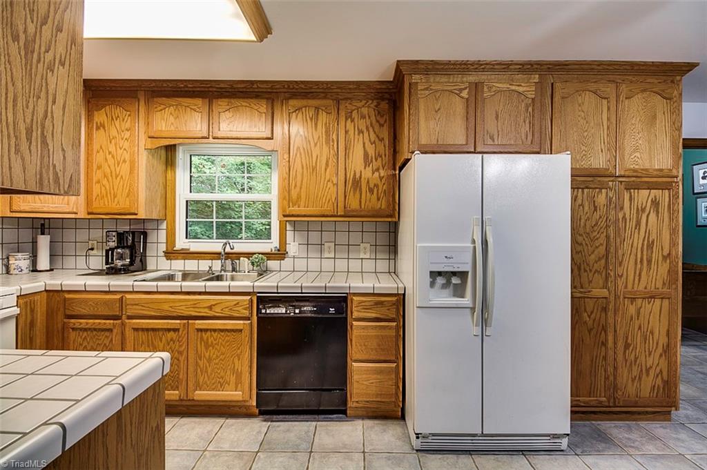 4045 Earnhardt Road Asheboro, NC 27205 - Photo 8 of 29 Kitchen
