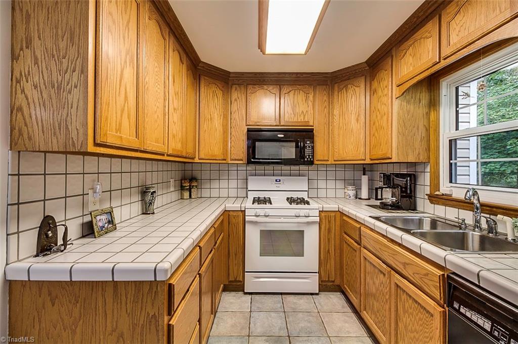 4045 Earnhardt Road Asheboro, NC 27205 - Photo 9 of 29 Kitchen
