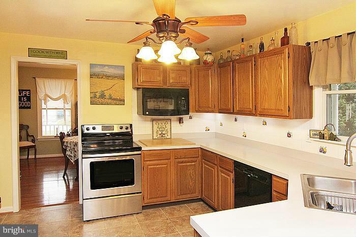 3226 Wheatfield Road Finksburg, MD 21048 - Photo 5 of 26 Kitchen w/ breakfast bar seating