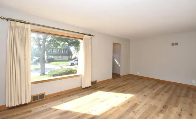 $353,900 | 10708 West York Place, Wauwatosa, WI 53222