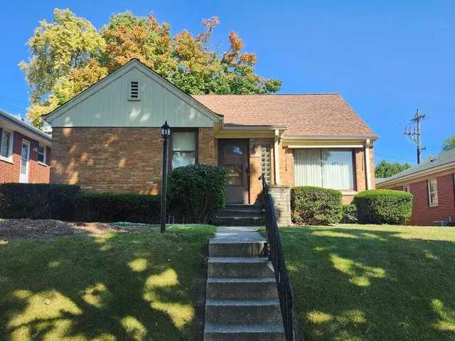 $353,900 | 10708 West York Place, Wauwatosa, WI 53222