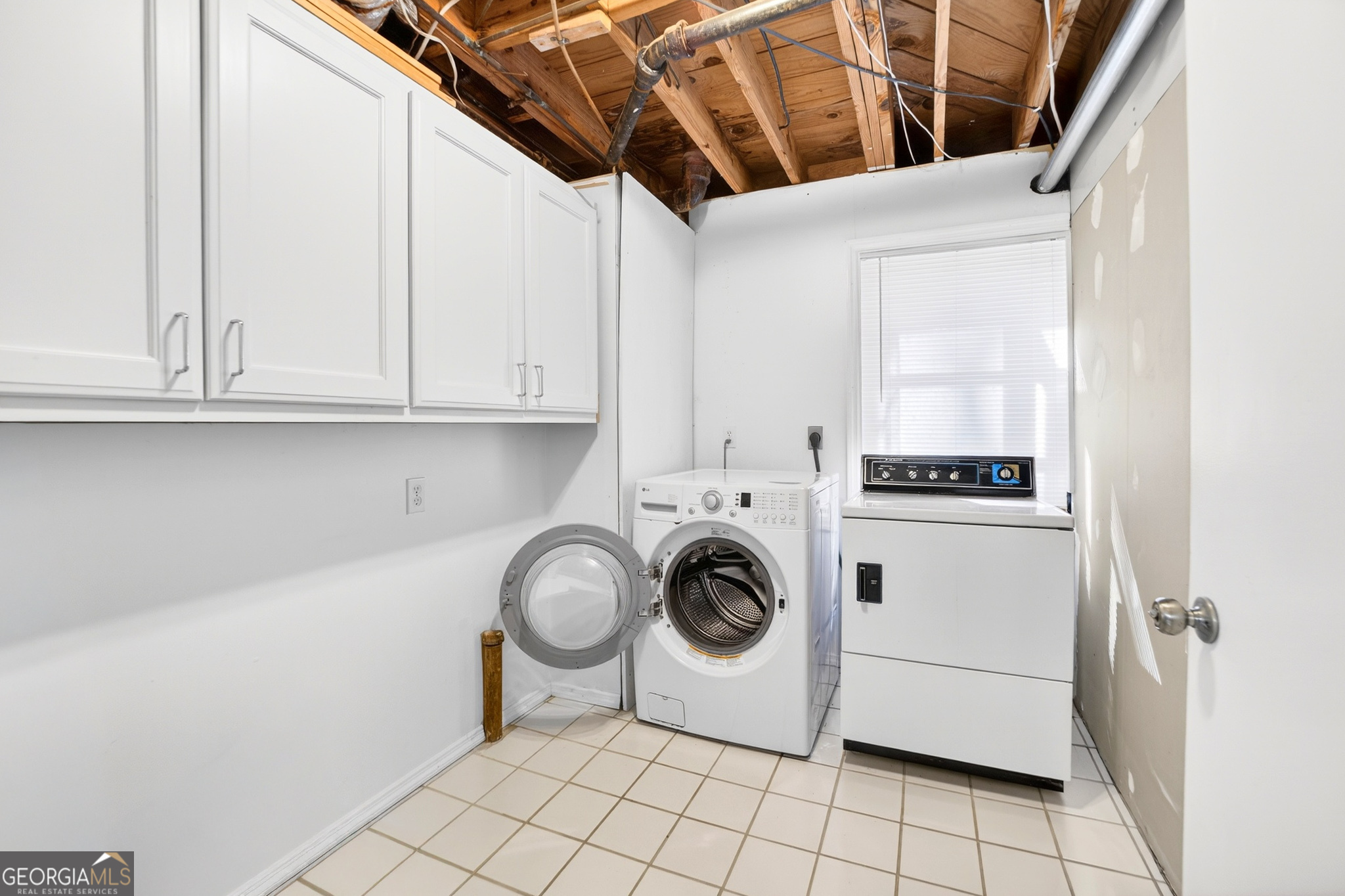 881 Rockbridge Road Southwest Lilburn, GA 30047 - Photo 27 of 44 a utility room with dryer and washer