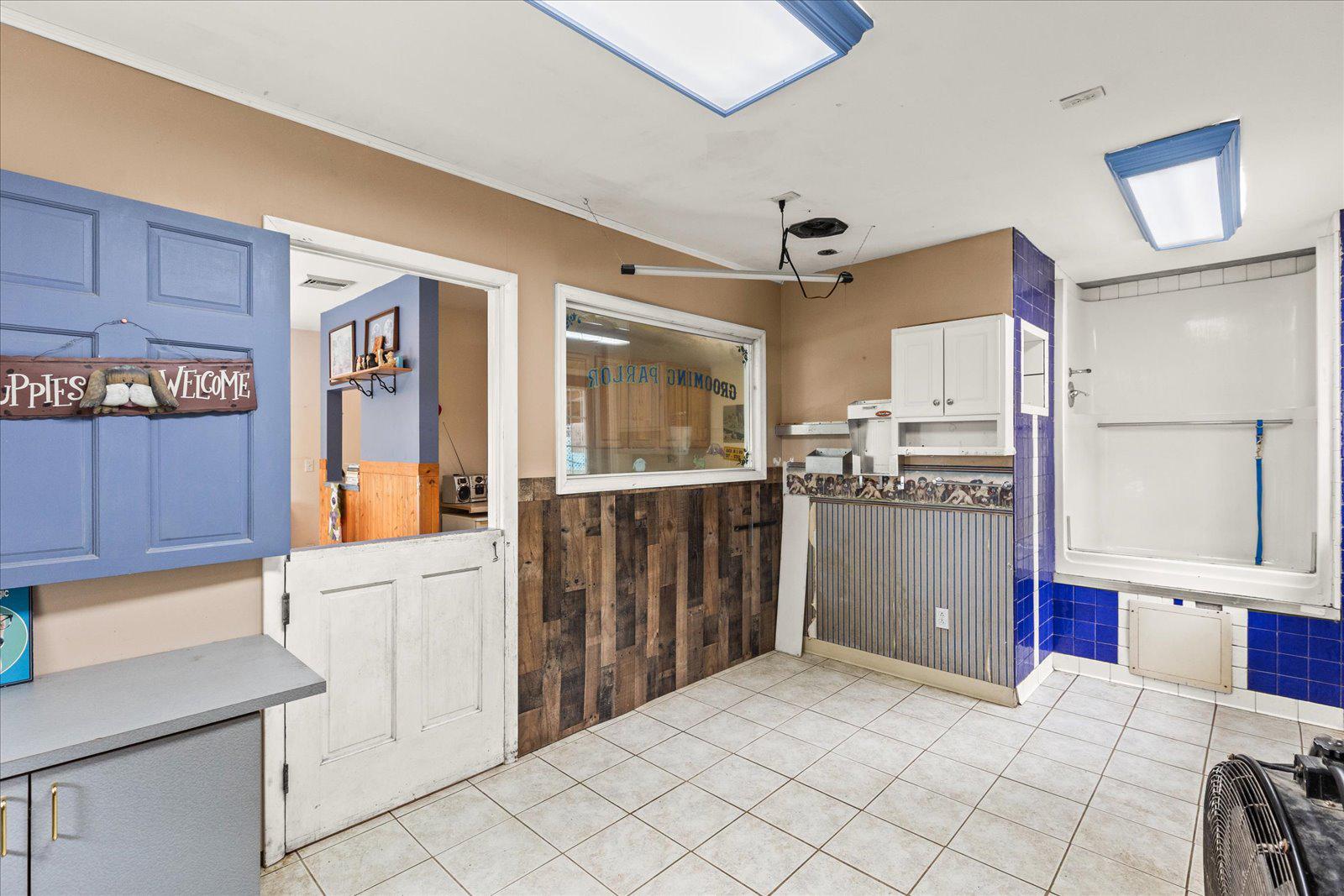 333 Newcomer Road Windsor, PA 17366 - Photo 49 of 112 Kennel Grooming Room
