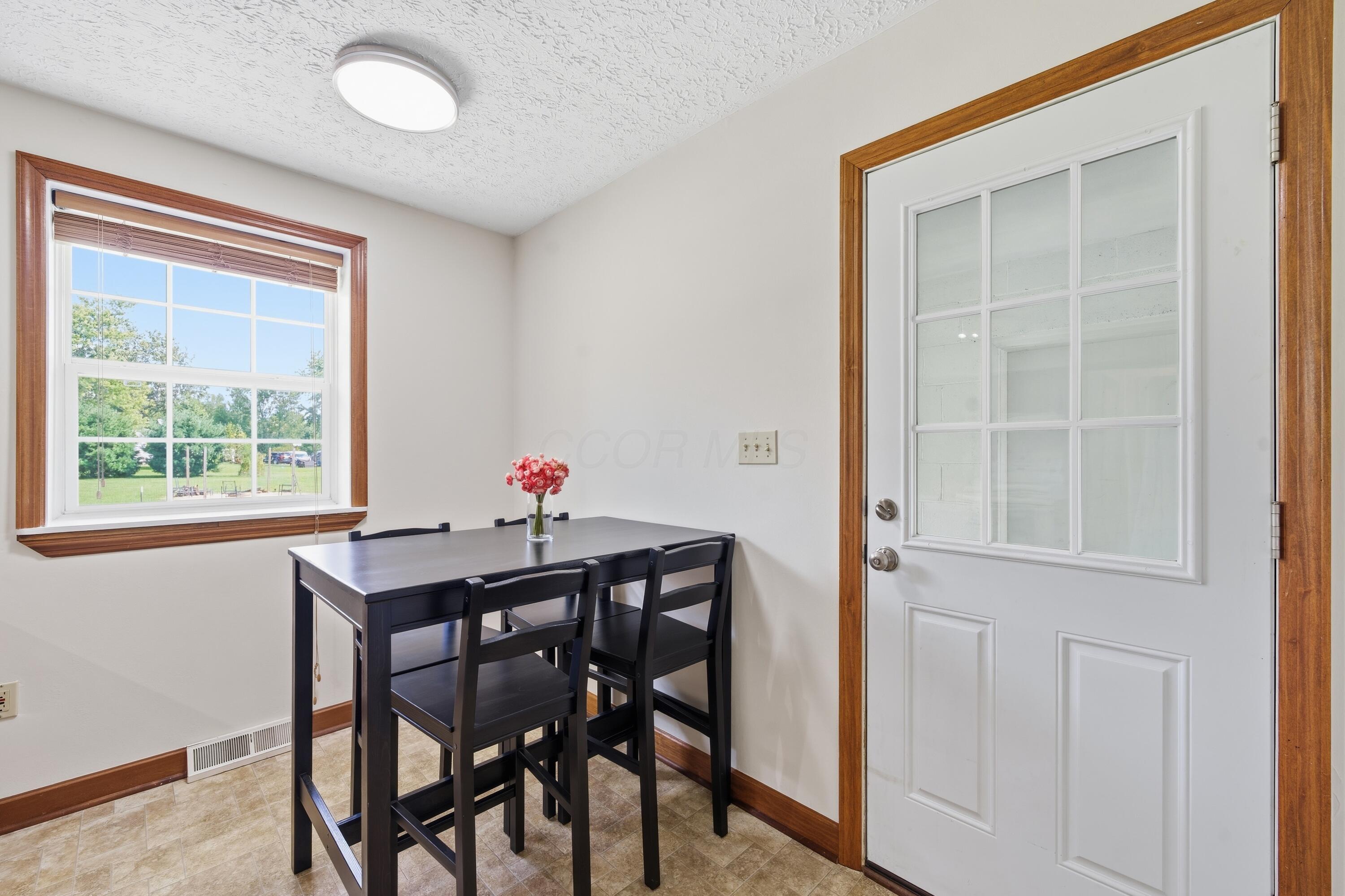 4900 Cosgray Road Hilliard, OH 43026 - Photo 14 of 26 Dining1
