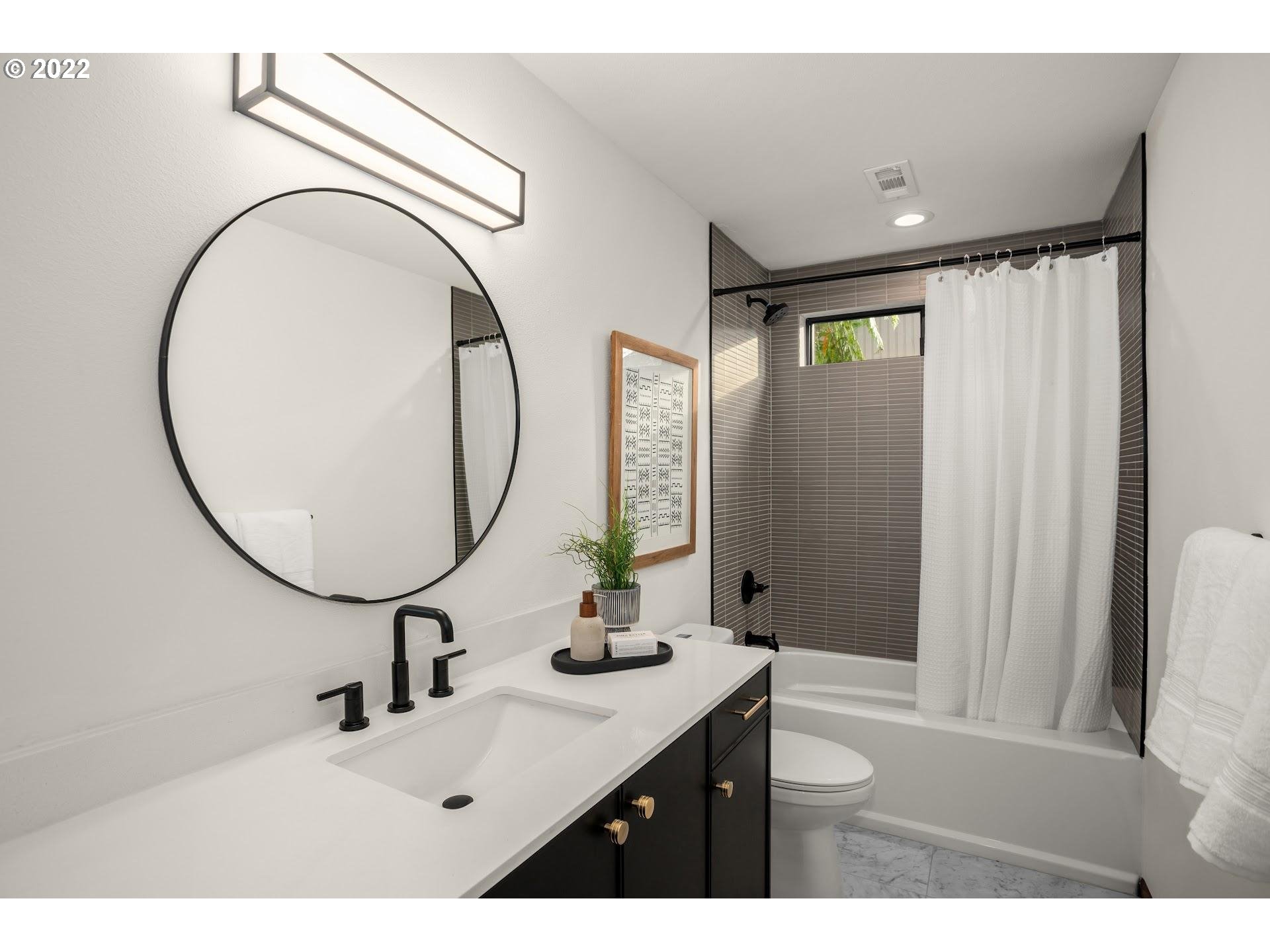 3080 Southwest Raleighview Drive Portland, OR 97225 - Photo 29 of 32 Bathroom