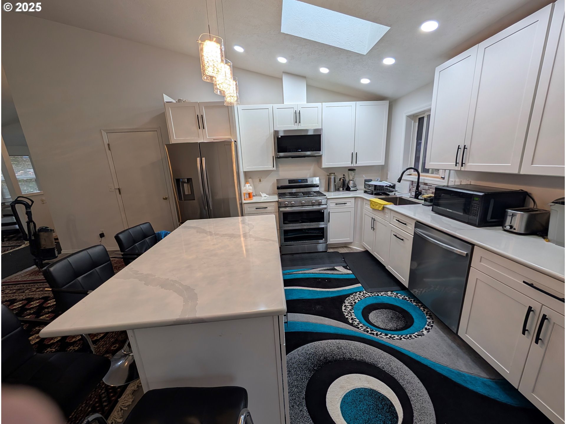 7321 Southwest 52nd Avenue Portland, OR 97219 - Photo 7 of 39