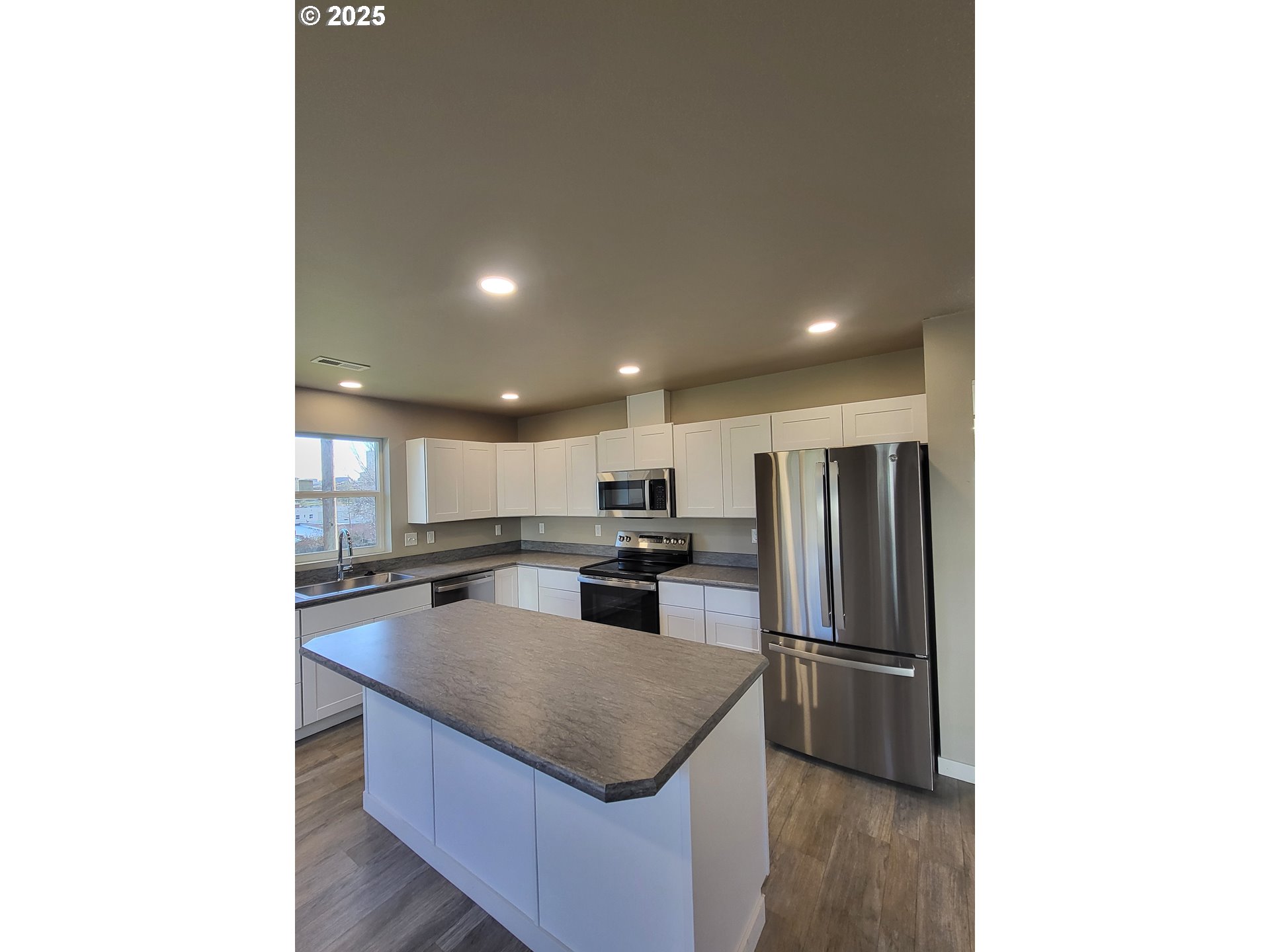 203 4th Moro, OR 97039 - Photo 3 of 11