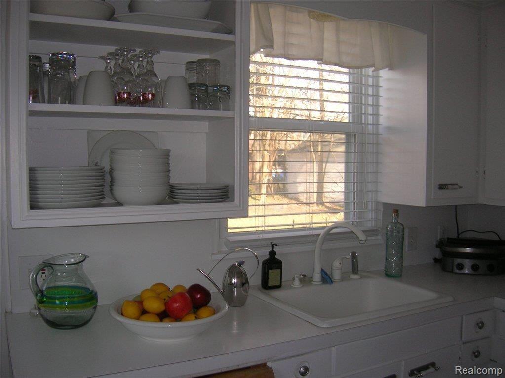 1094 Hampton Road Grosse Pointe, MI 48236 - Photo 10 of 24 Picture 008.jpg