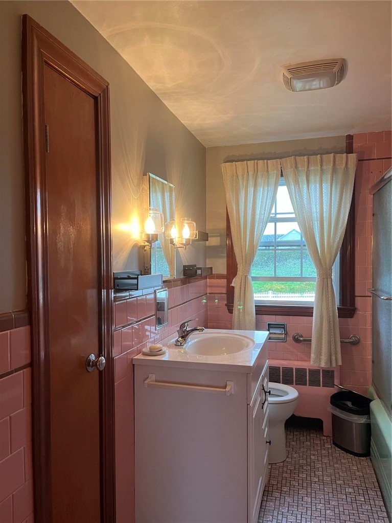 556 Metacom Avenue Bristol, RI 02809 - Photo 13 of 18