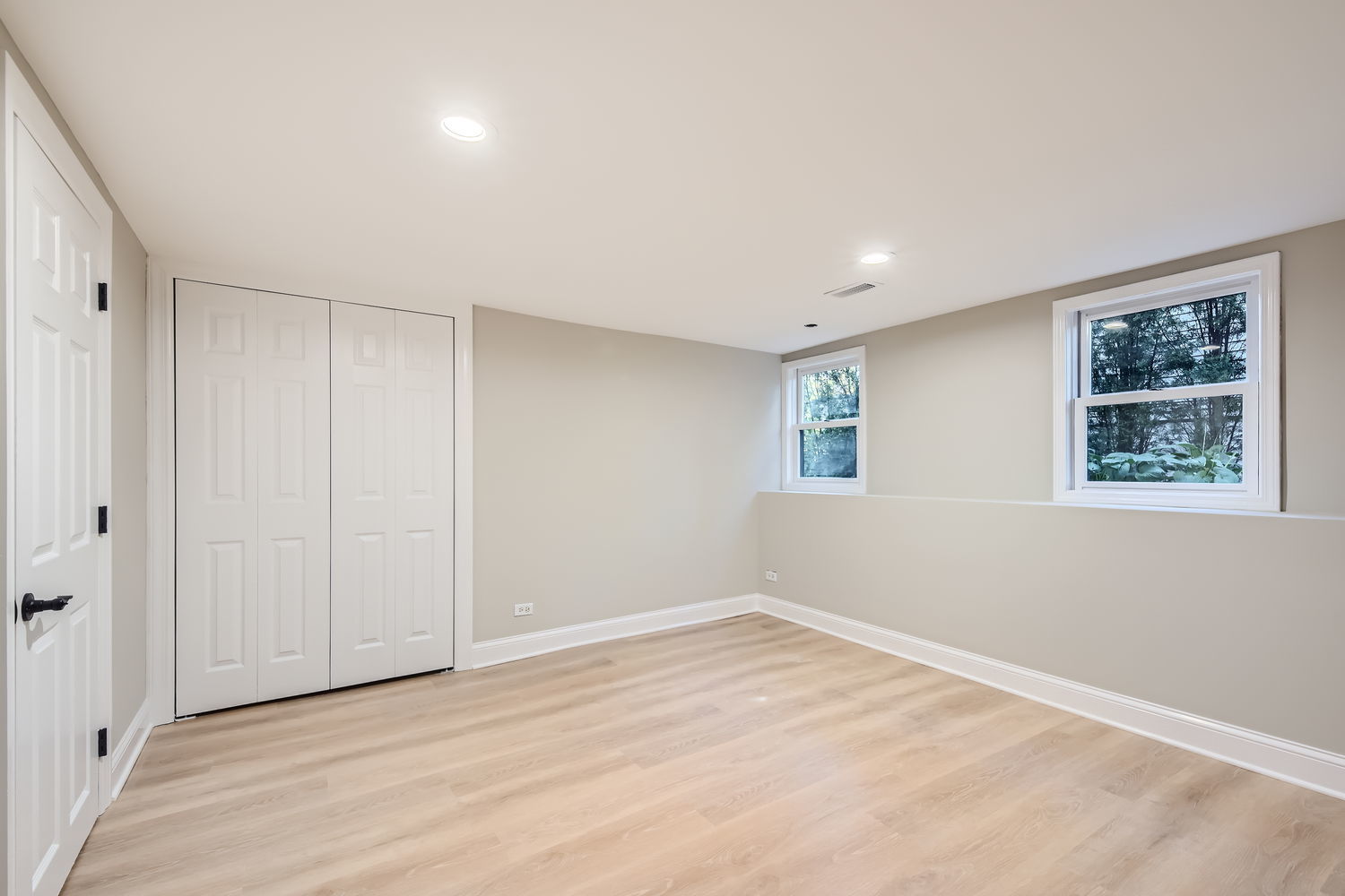386 Blackhawk Road Riverside, IL 60546 - Photo 32 of 44 wooden floor in an empty room with a window