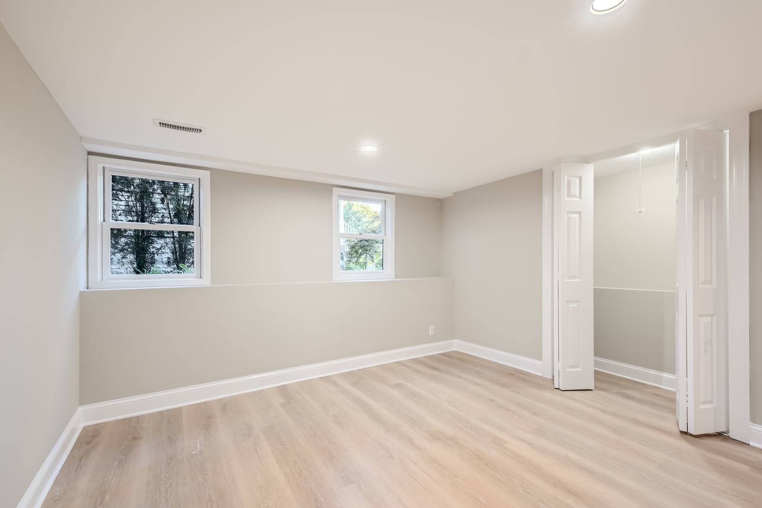 386 Blackhawk Road Riverside, IL 60546 - Photo 34 of 44 an empty room with windows