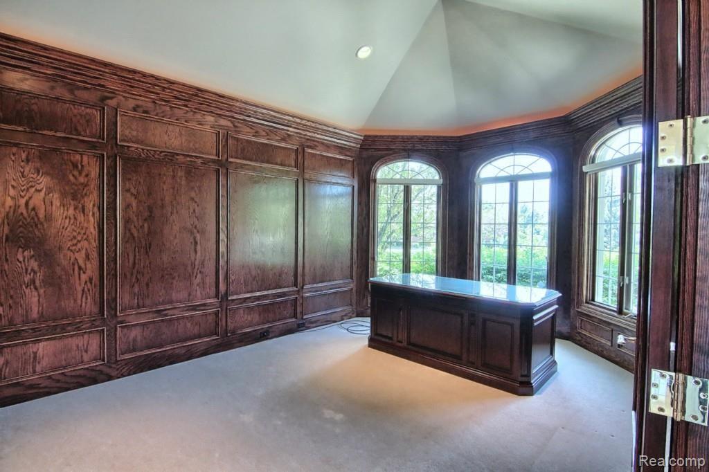 2695 Shorebrook Court Rochester, MI 48306 - Photo 15 of 31 Library.jpg