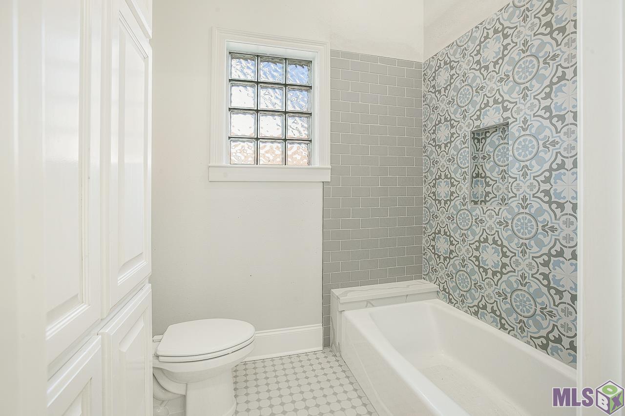 9224 Rose Place Baton Rouge, LA 70809 - Photo 19 of 30 Second Bathroom