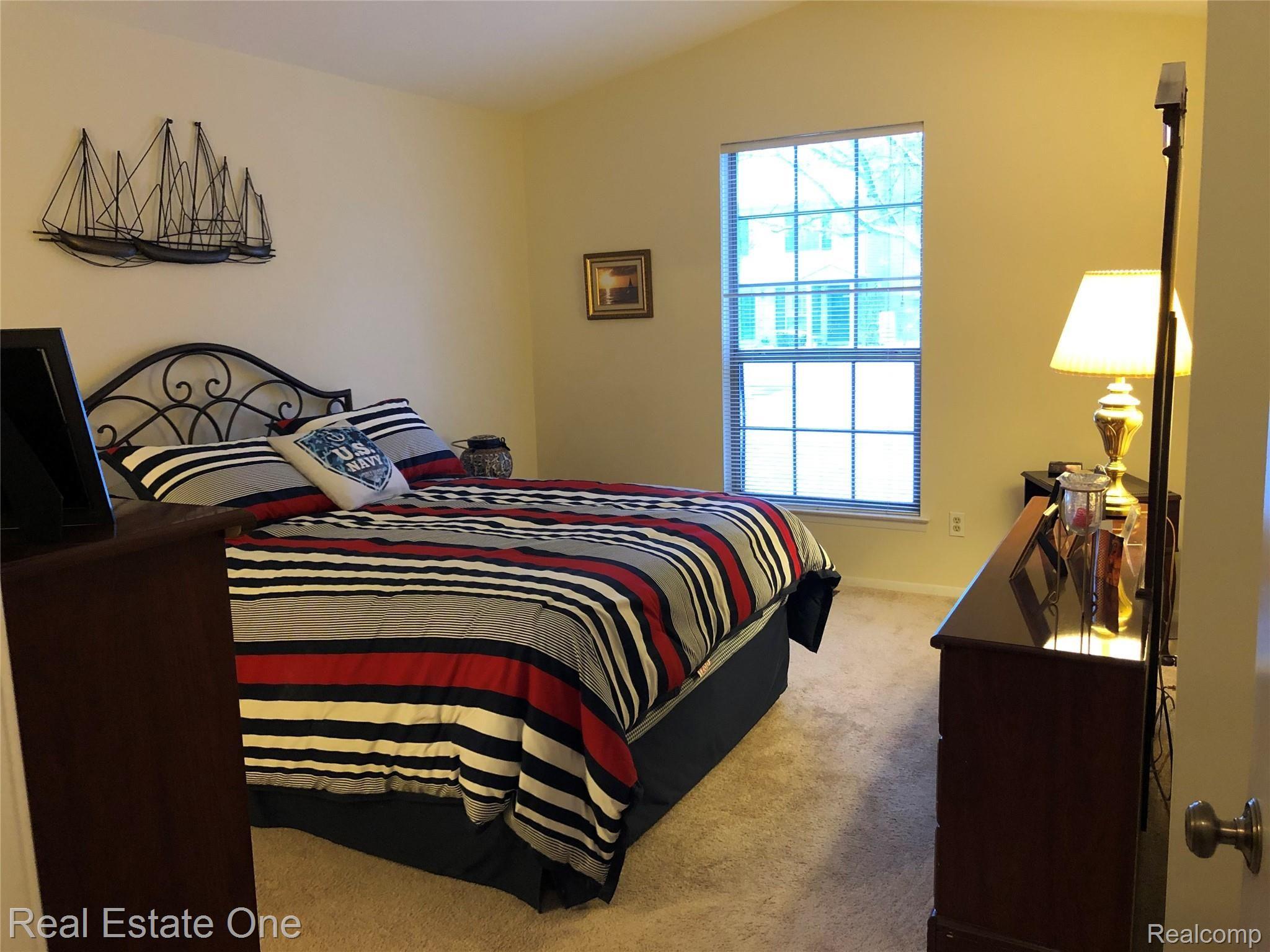 200 Pine Tree Ridge, Unit 1 Waterford, MI 48327 - Photo 16 of 31 IMG_5090 2.jpg