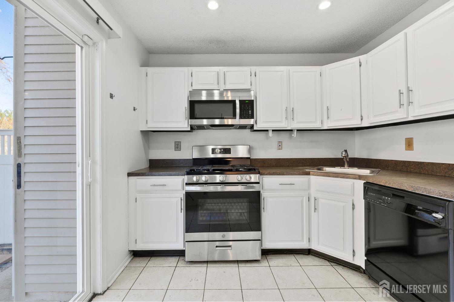 84 Goodwin Drive North Brunswick, NJ 08902 - Photo 14 of 41