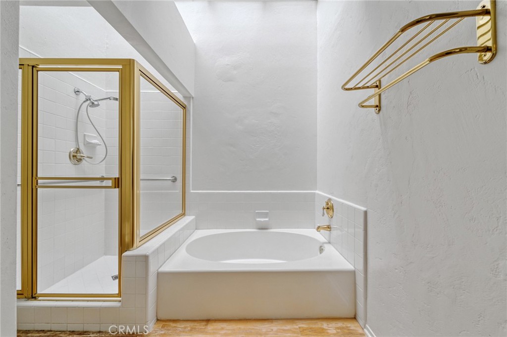 2910 Neilson Way, Unit 503 Santa Monica, CA 90405 - Photo 11 of 27 a bathroom with a bathtub