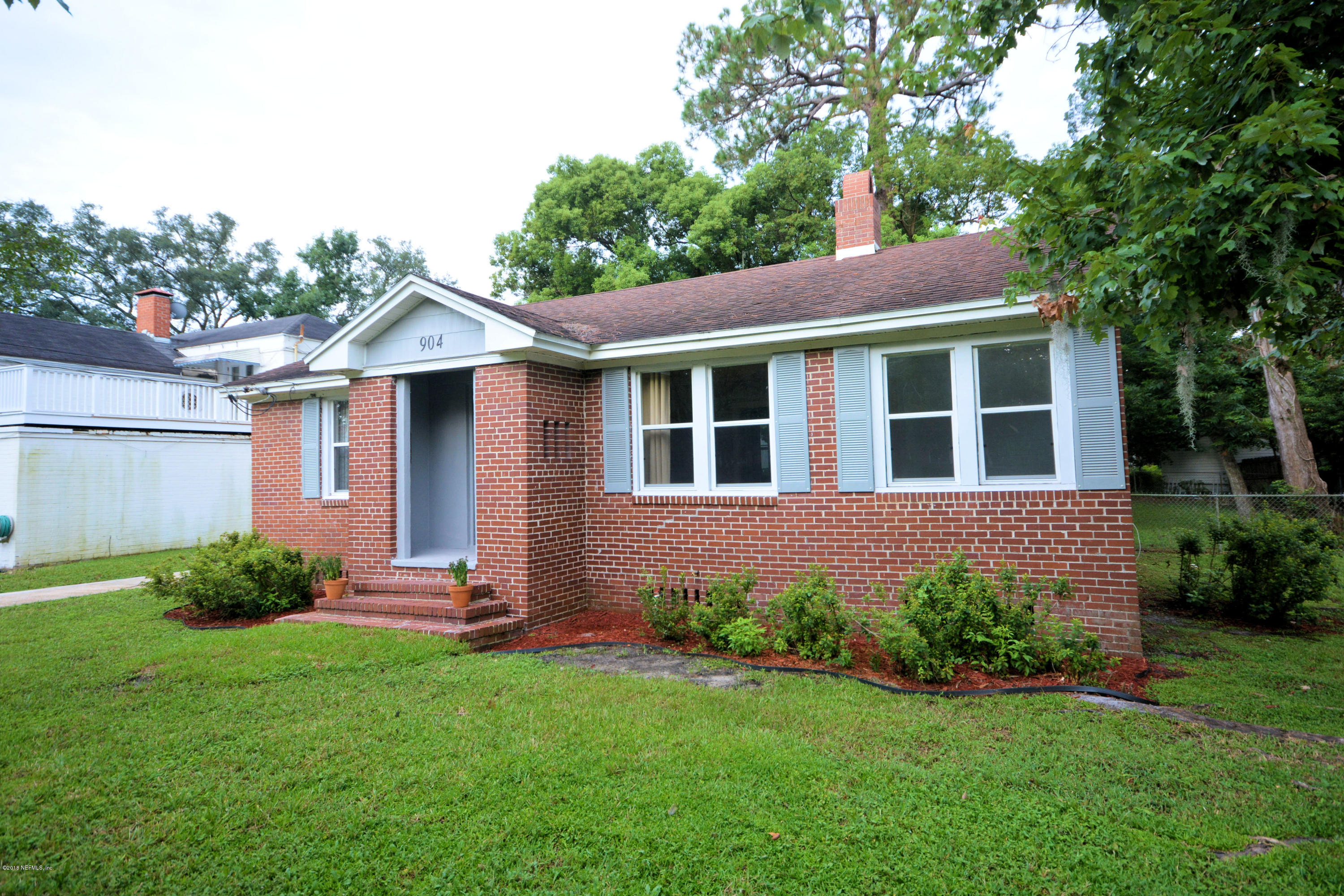 904 Old Hickory Road Jacksonville, FL 32207 - Photo 3 of 24 a front view of a house with a yard