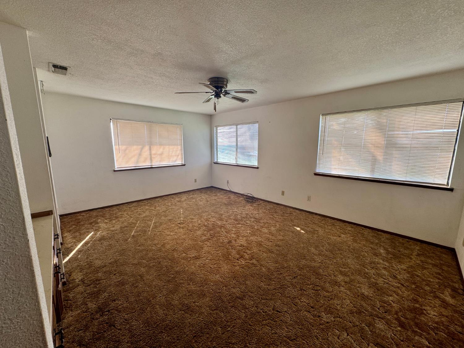 17617 West Belmont Avenue Kerman, CA 93630 - Photo 13 of 25 en empty room with windows