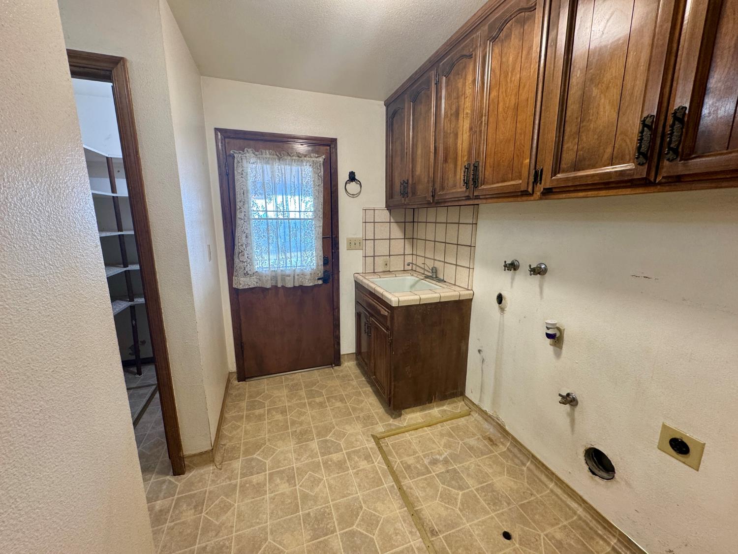 17617 West Belmont Avenue Kerman, CA 93630 - Photo 22 of 25 a bathroom with a tub sink and mirror