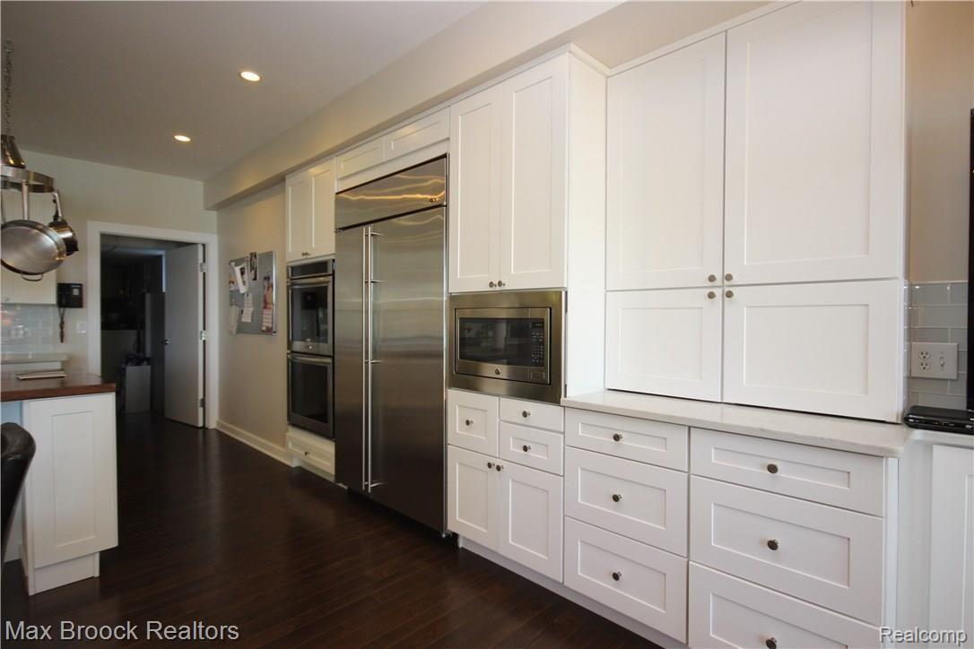 6290 Commerce Road West Bloomfield, MI 48324 - Photo 22 of 51 Endless cabinetry awaits
