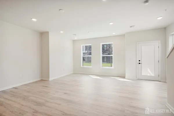 $3,500 | 628 Sadie Circle, New Brunswick, NJ 08901