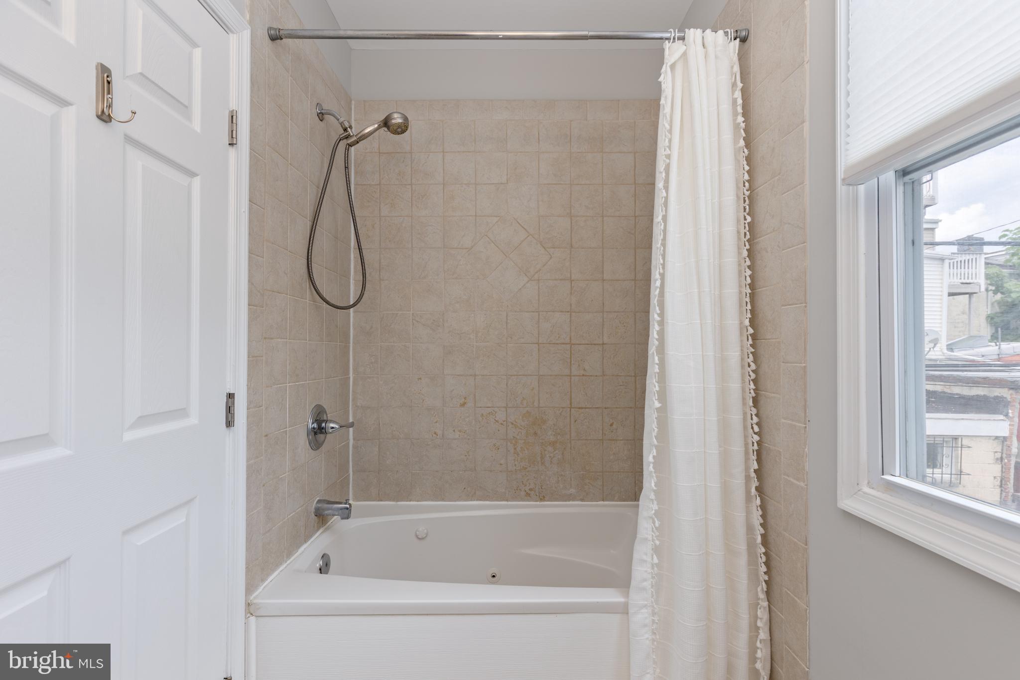 305 South Castle Street Baltimore, MD 21231 - Photo 14 of 28 a bathroom with a bath tub and a shower