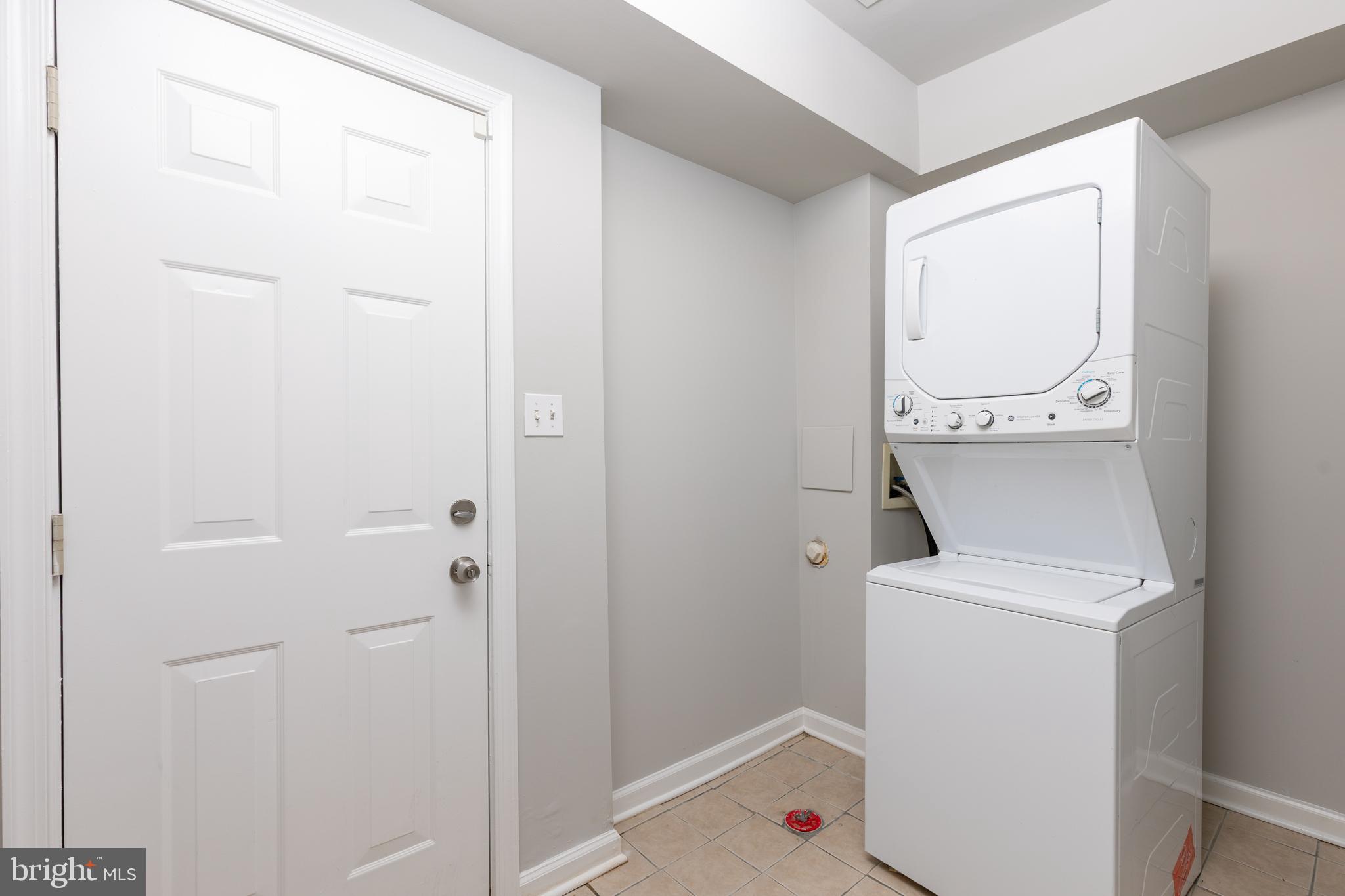 305 South Castle Street Baltimore, MD 21231 - Photo 23 of 28 a utility room with dryer and washer
