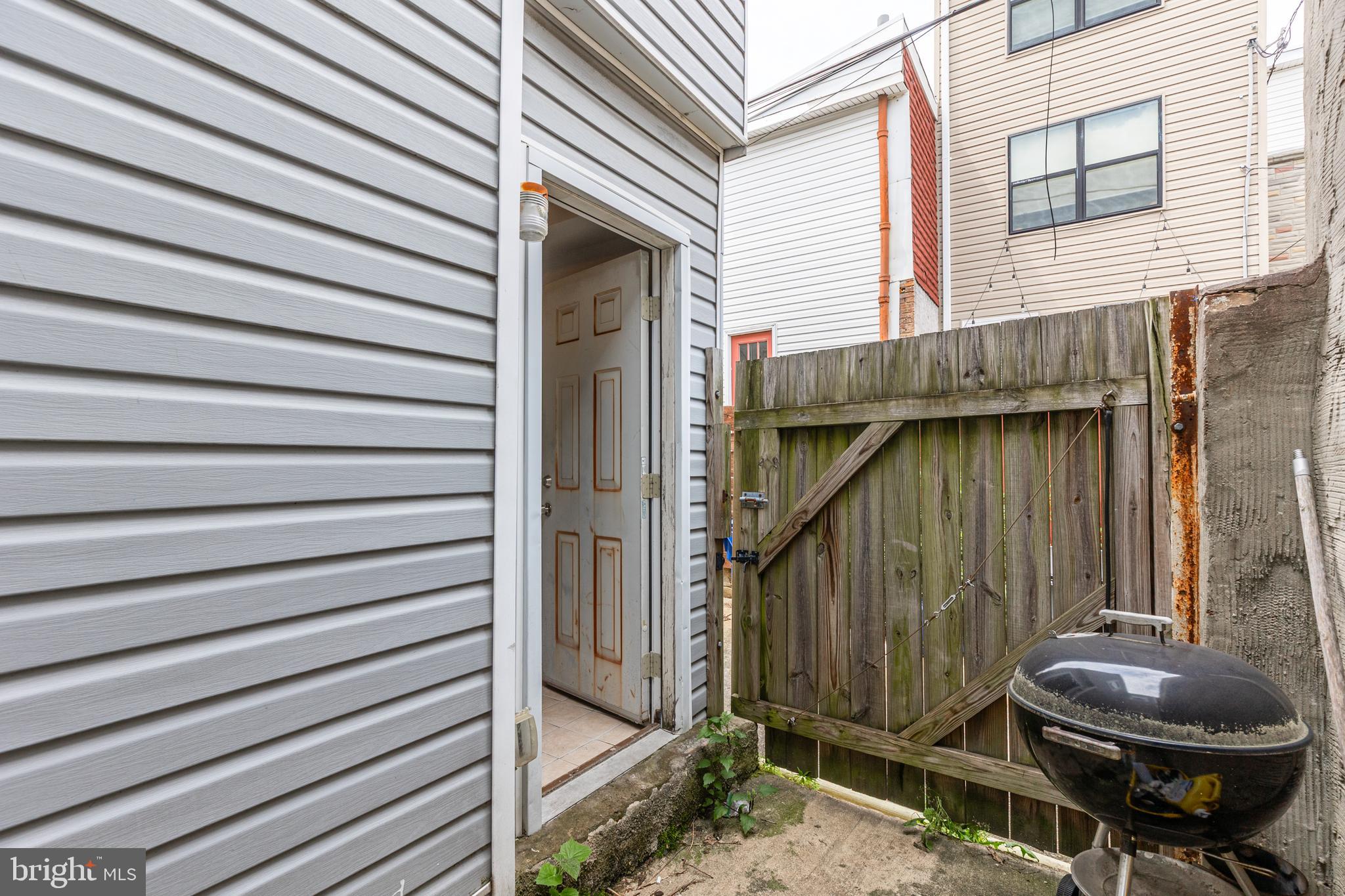 305 South Castle Street Baltimore, MD 21231 - Photo 24 of 28 a backyard of a house