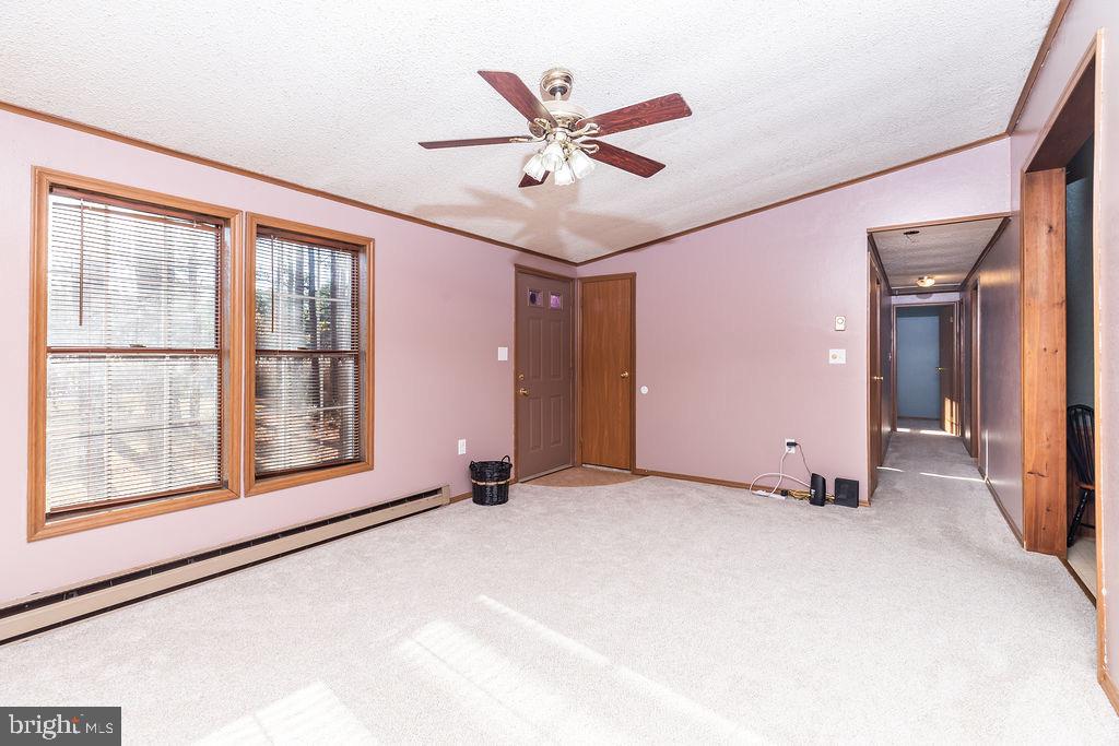 2735 Calvary Road Crisfield, MD 21817 - Photo 5 of 34 Living room
