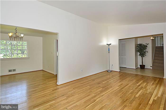 8805 Postoak Road Potomac, MD 20854 - Photo 5 of 30 Living Room