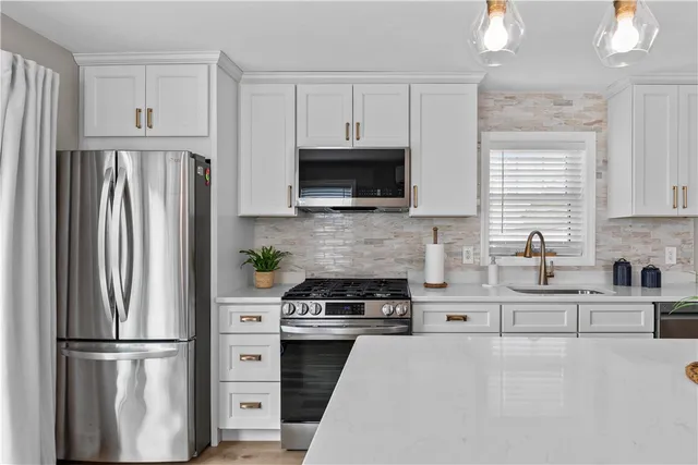 $649,999 | 230 Cedar Avenue, Portsmouth, RI 02871