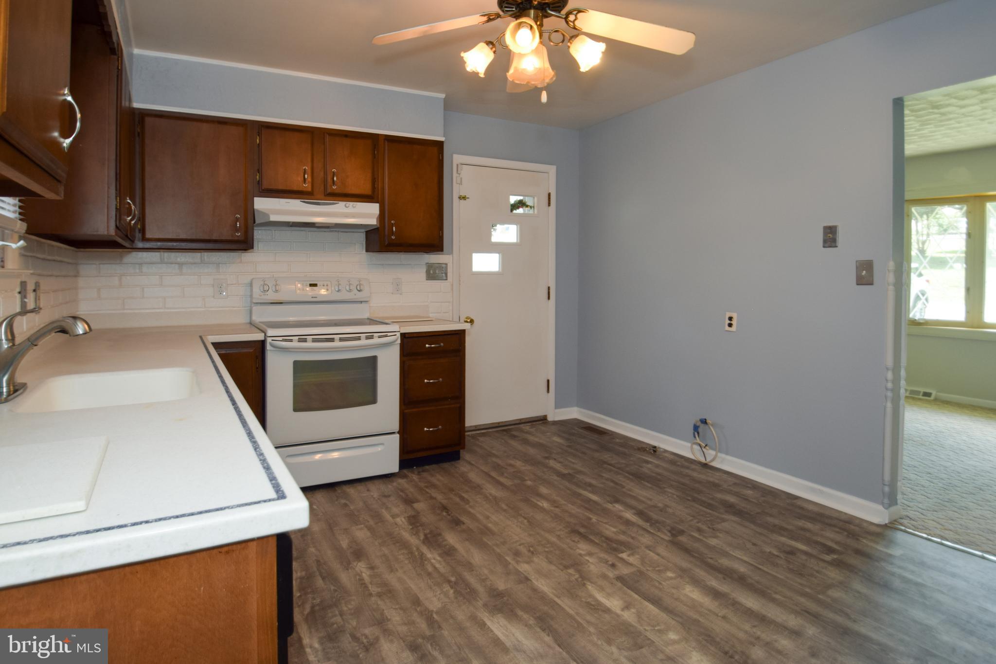 2409 Roth Road Edgewood, MD 21040 - Photo 10 of 37 Custom Corian counters