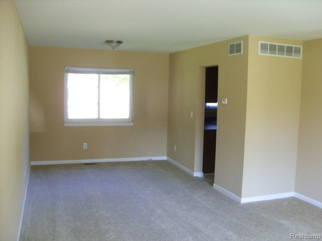 43070 Versailles Road Canton, MI 48187 - Photo 7 of 32 05-large-family-room.jpg