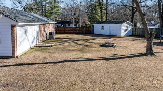 a view of a backyard