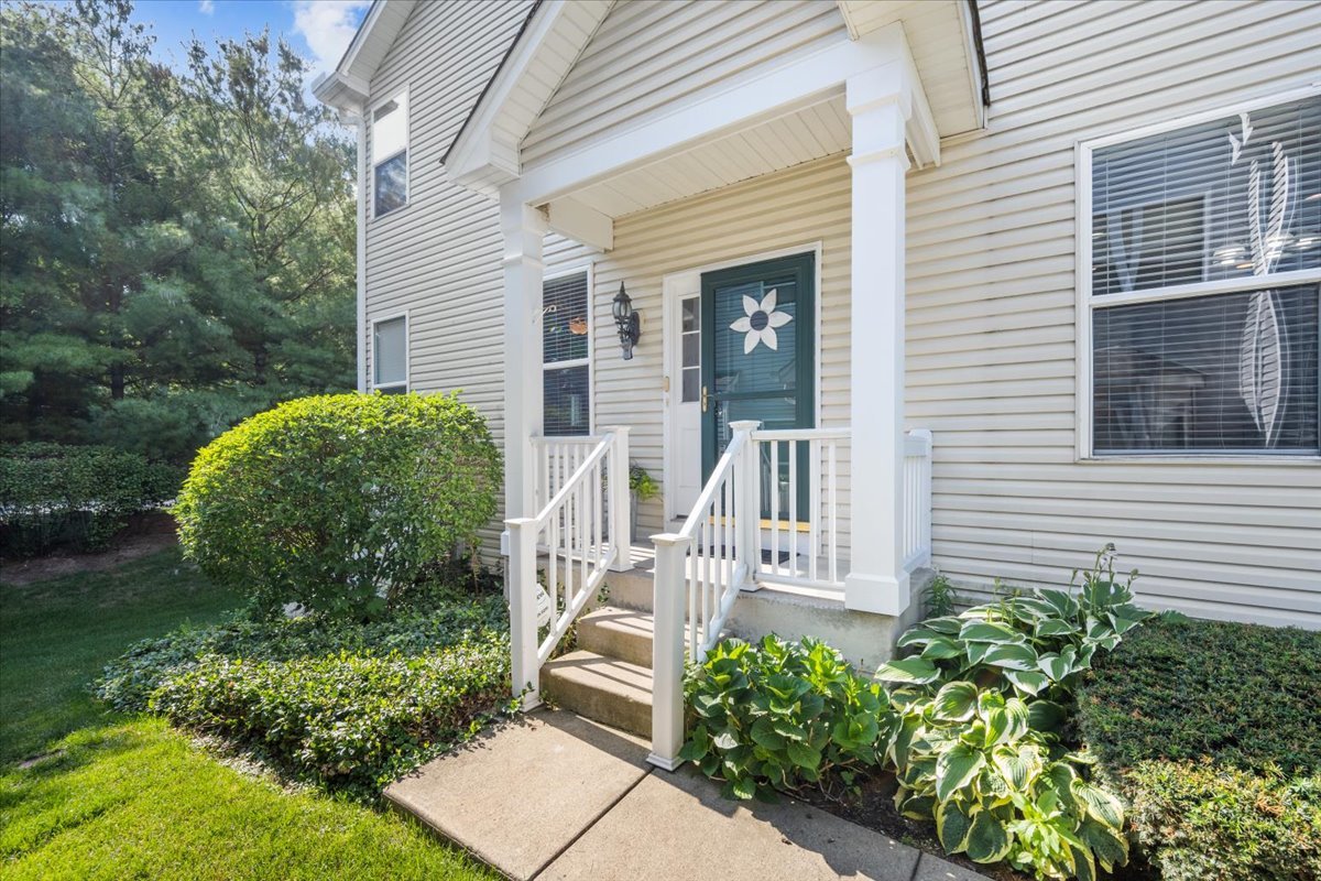 371 Ridge Road North Aurora, IL 60542 - Photo 2 of 21 a front view of a house with garden