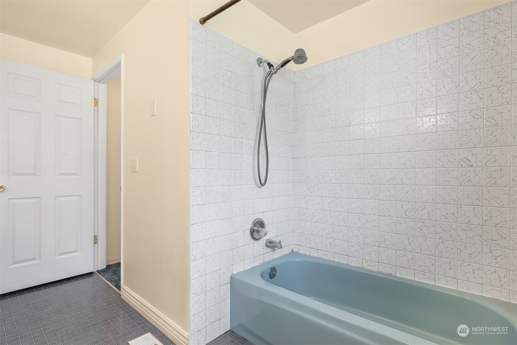 3941 Loomis Trail Road Blaine, WA 98230 - Photo 26 of 40 a bathroom with a tub