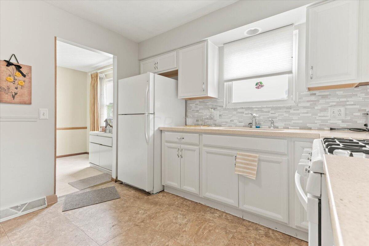 3175 Pine Valley Road Columbus, OH 43219 - Photo 8 of 25 08-Kitchen