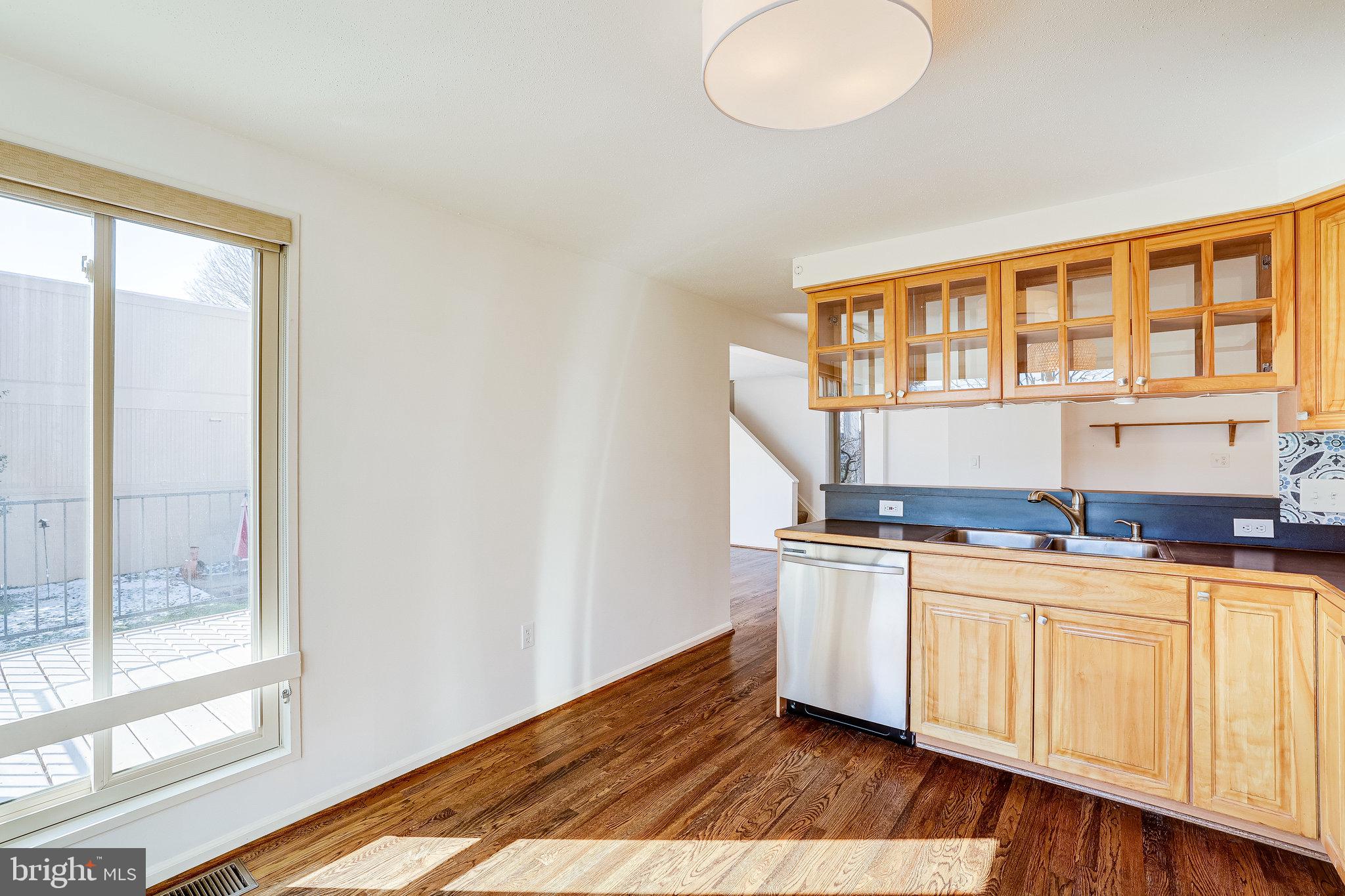 1813 North Shore Court Reston, VA 20190 - Photo 11 of 39 Room for a table and chairs by the window