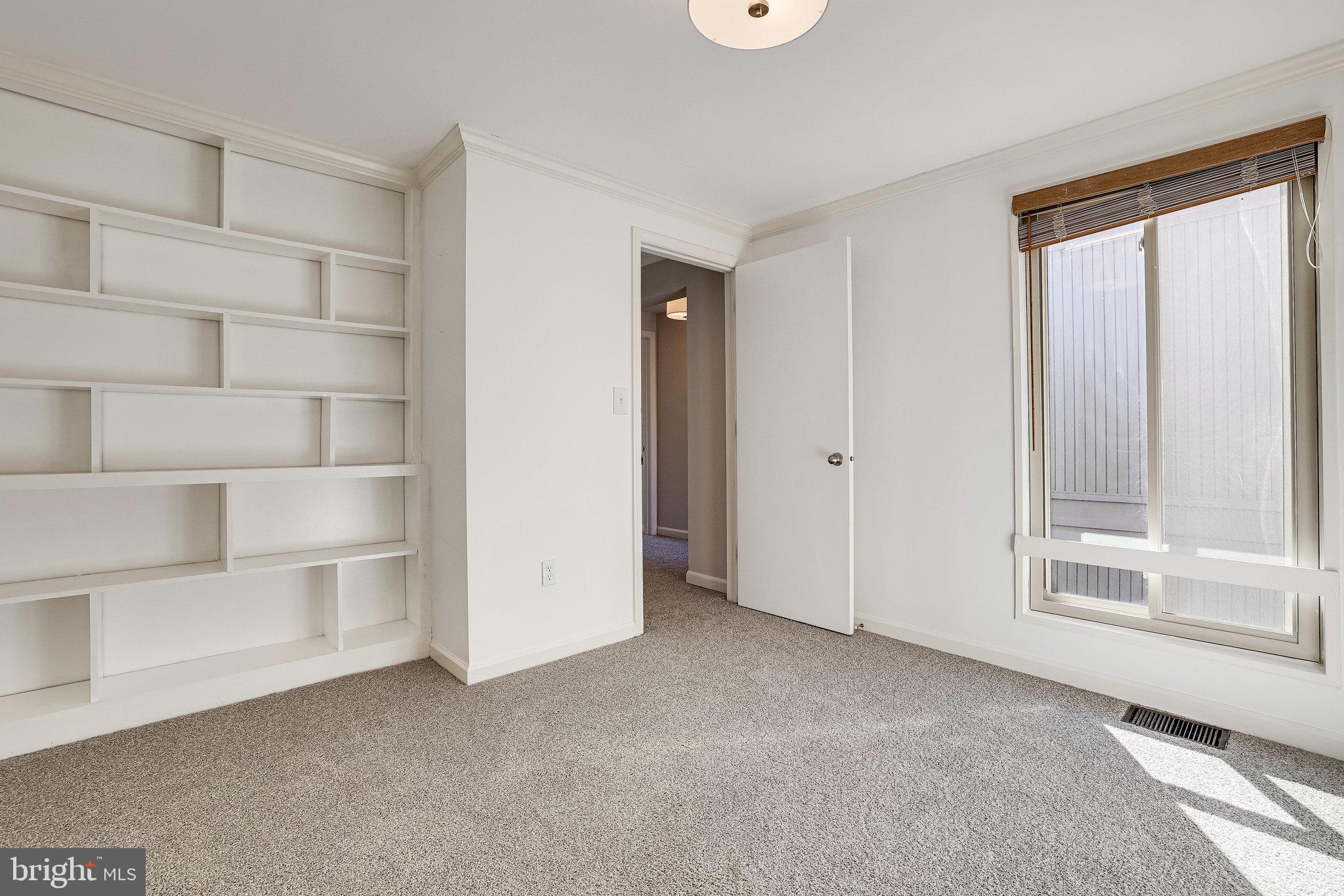 1813 North Shore Court Reston, VA 20190 - Photo 23 of 39 3rd upper level bedroom has built-in bookcases