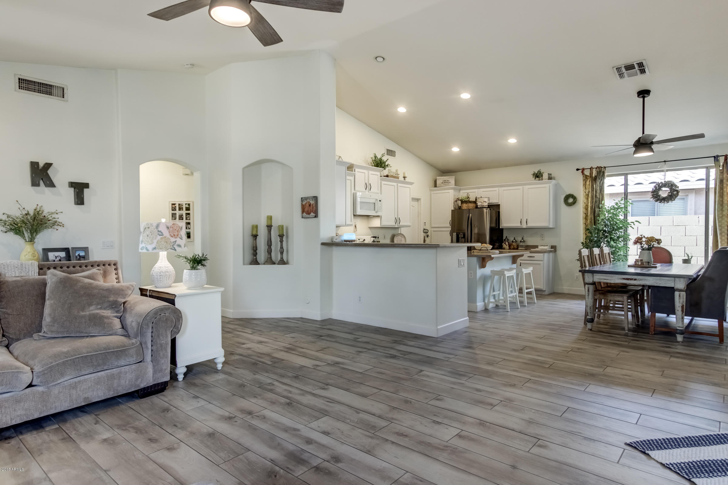 853 South Roca Court Gilbert, AZ 85296 - Photo 4 of 36 853 S Roca Ct-14