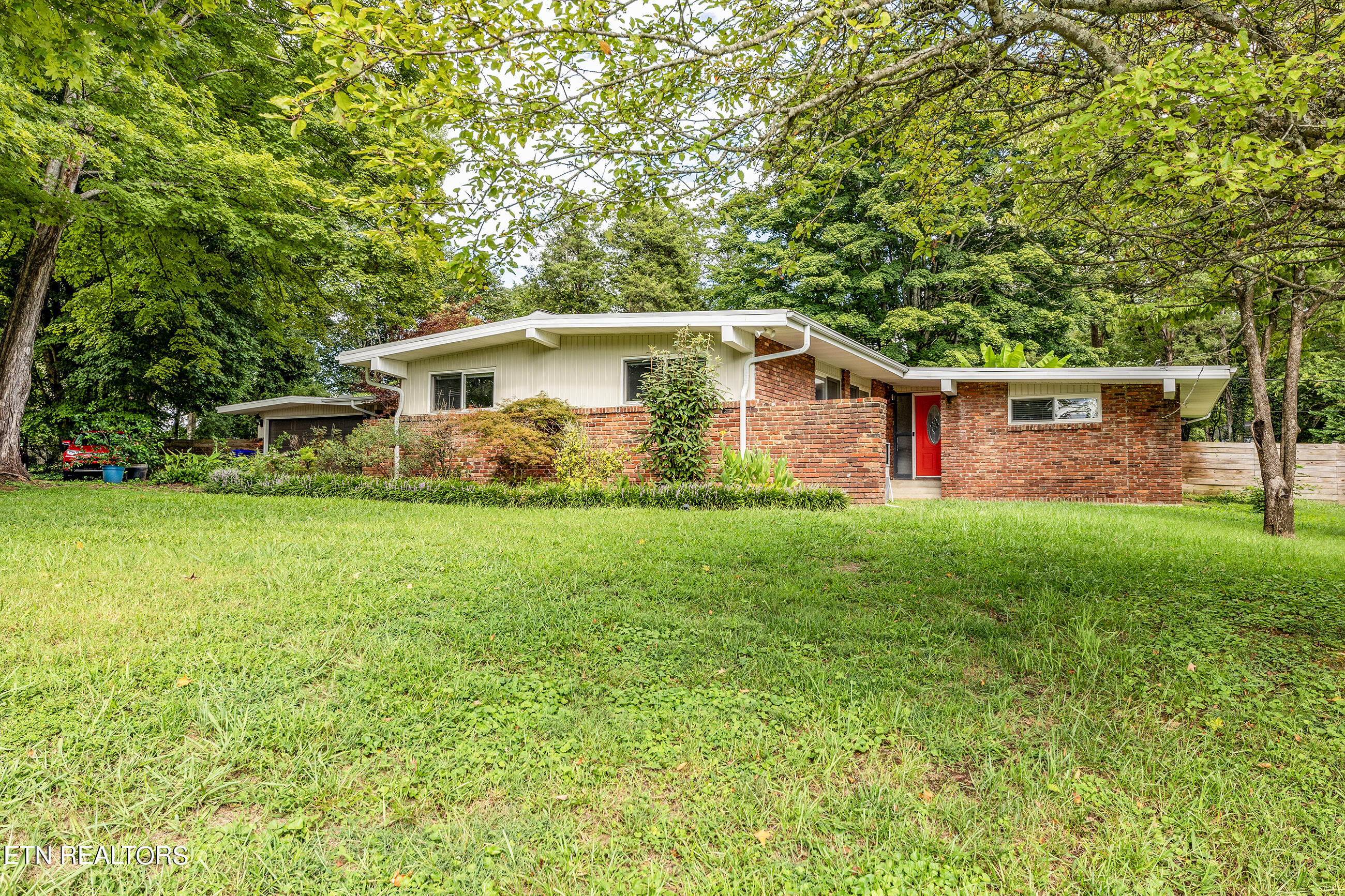 109 Daniel Lane Oak Ridge, TN 37830 - Photo 3 of 37 d7C3A1066 copy