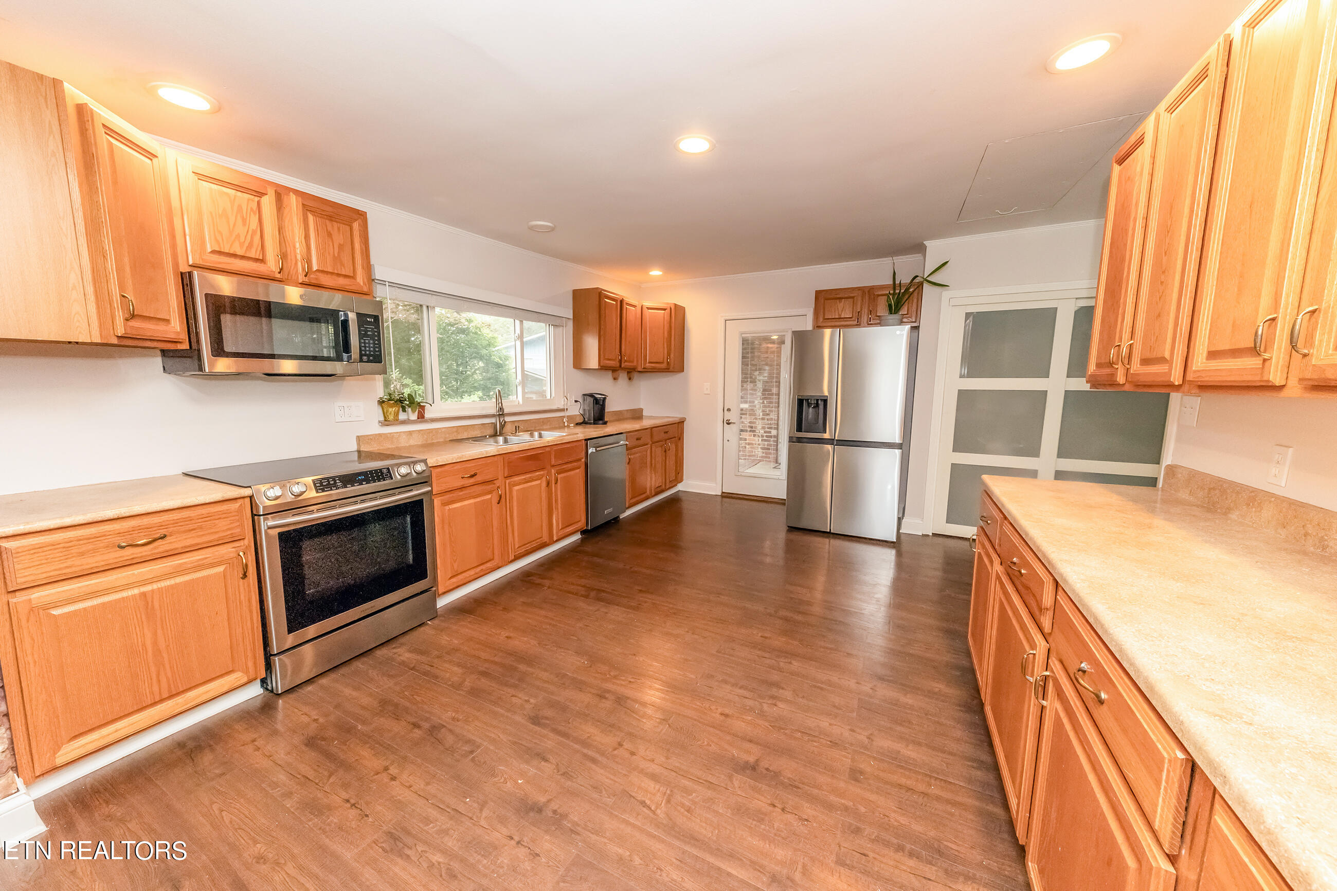 109 Daniel Lane Oak Ridge, TN 37830 - Photo 6 of 37 d7C3A0997 copy 2