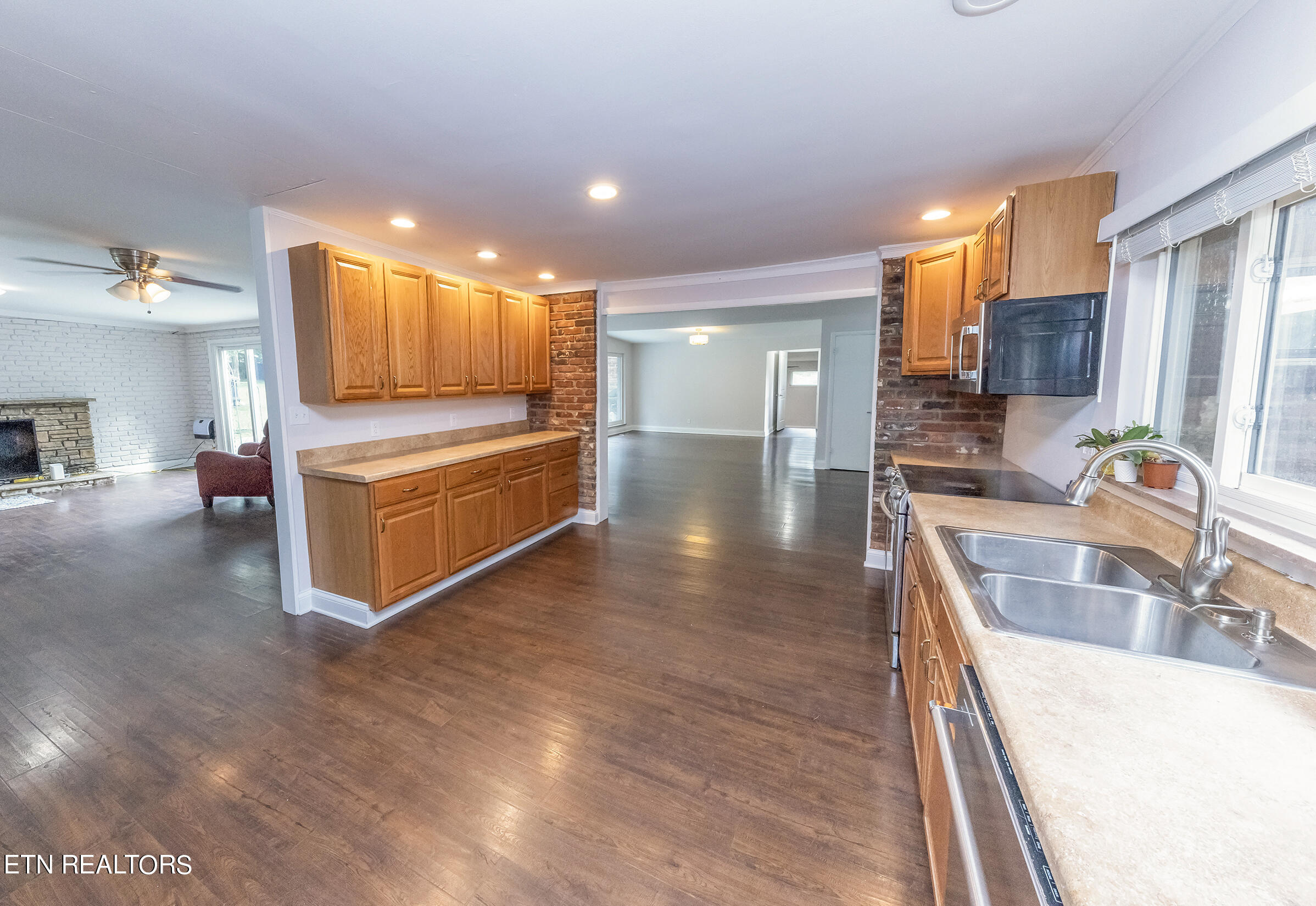 109 Daniel Lane Oak Ridge, TN 37830 - Photo 8 of 37 d7C3A1000 copy 2