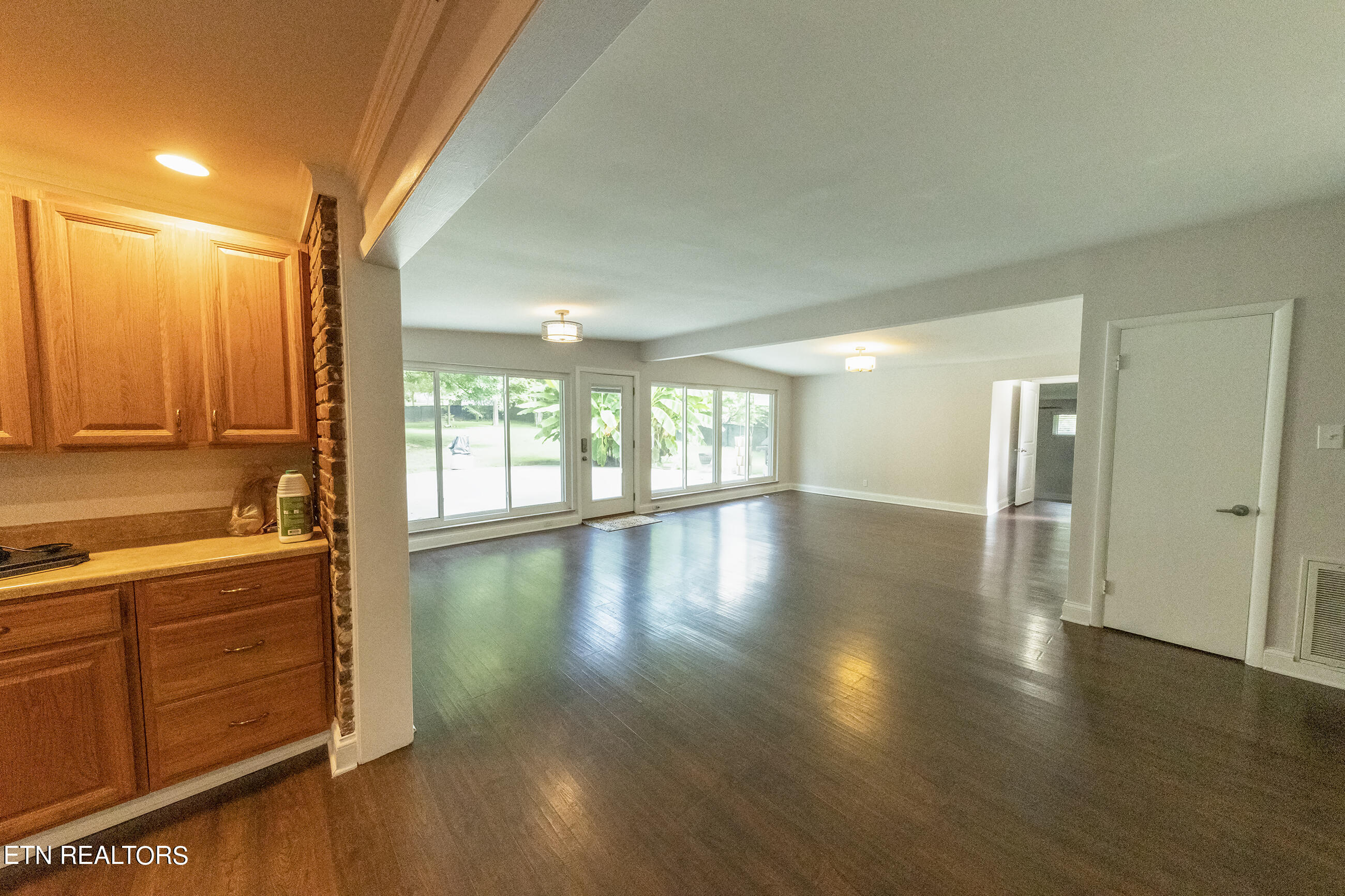 109 Daniel Lane Oak Ridge, TN 37830 - Photo 9 of 37 d7C3A1042 copy