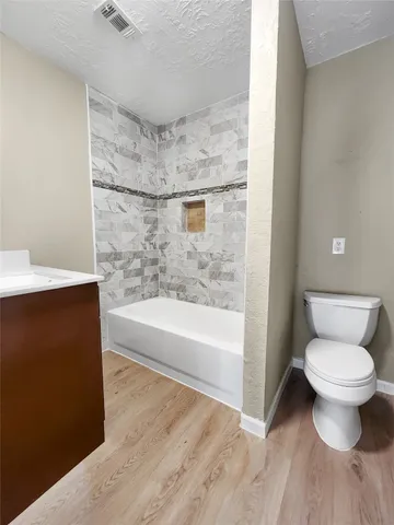 $1,400 | 137 County Road 3431, Cleveland, TX 77327