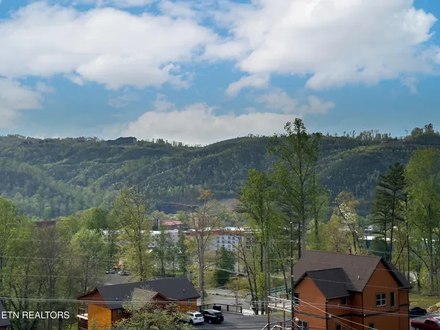$449,900 | 616 Turkey Nest Road, Unit 306, Gatlinburg, TN 37738