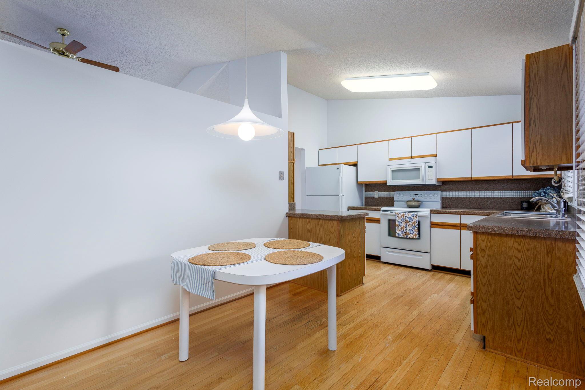 22010 River Ridge Trail Farmington, MI 48335 - Photo 5 of 35 Eat in kitchen