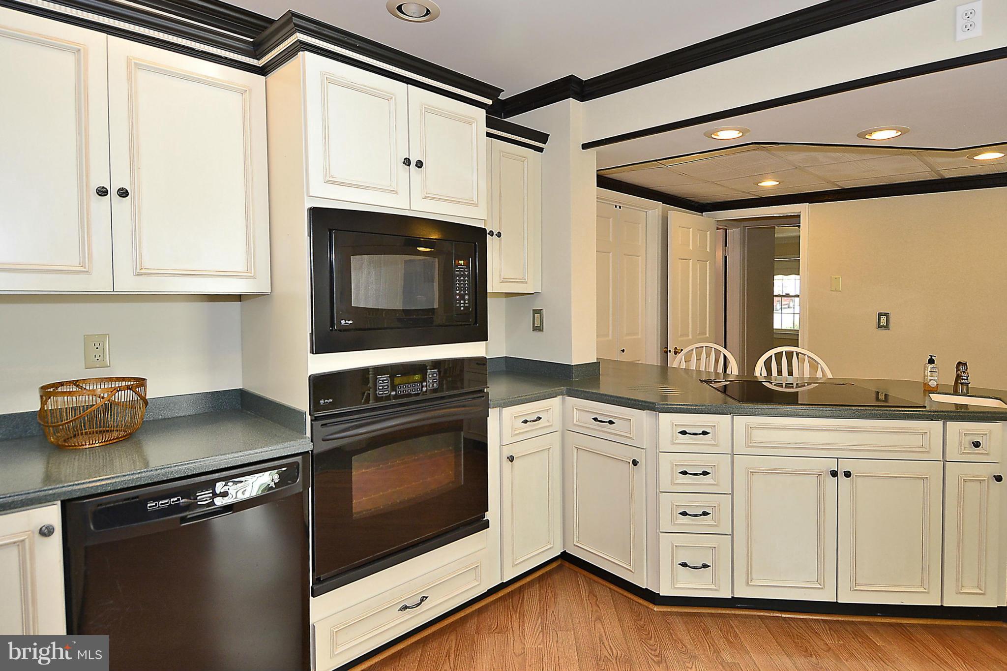 Updated kitchen w/ wall oven,cooktop