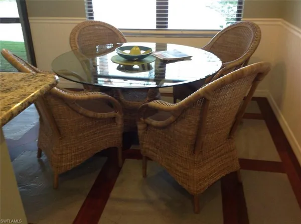 a view of entryway and kitchen