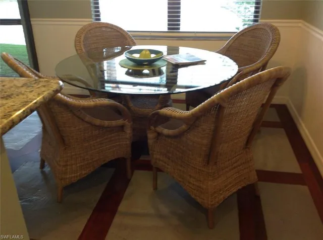 a view of entryway and kitchen